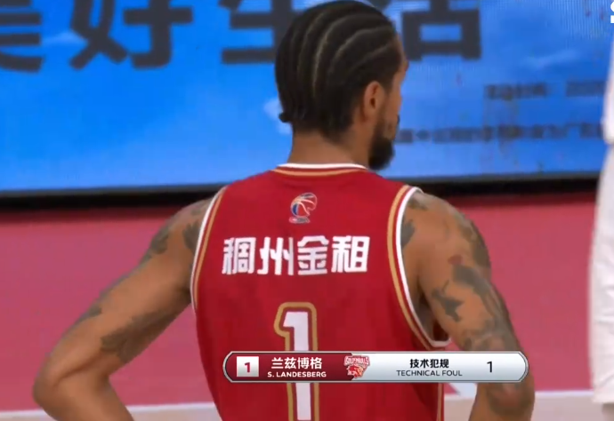  里昂主教练，赛后炮轰裁判争议判罚  